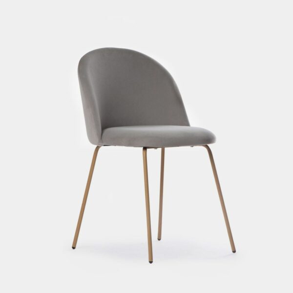 La silla de comedor Olivia en tapizado de terciopelo y pata metálica en color natural tiene un diseño elegante y sencillo inspirado en los años 50. Su respaldo corto y redondeado unido al diseño de sus patas cónicas despuntadas recuerdan a esos modelos de sillería sofisticados y funcionales adaptables a cualquier estilo. Elige entre una de nuestras 3 tonalidades de tapizados disponibles y haz de esta silla un elemento distintivo de tu salón o comedor.