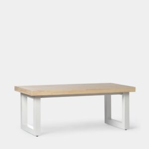 La mesa de centro elevable en madera de roble y pata metálica blanca Alys combina diseño y funcionalidad. Se trata de una pieza sencilla