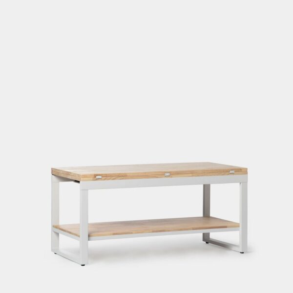 La mesa de centro elevable y extensible Alvi cuenta con 3 posiciones diferentes que permiten aprovechar al máximo el espacio en el salón. Su sobre en madera de roble extensible permite pasar a una superficie útil de 90x100 cm en cuestión de segundos