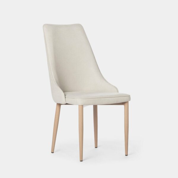 La silla de comedor Agnes tapizada en poliéster beige con pata natural presenta un diseño con un aire vintage y líneas completamente atemporales. Además de aportar elegancia y personalidad a tu comedor