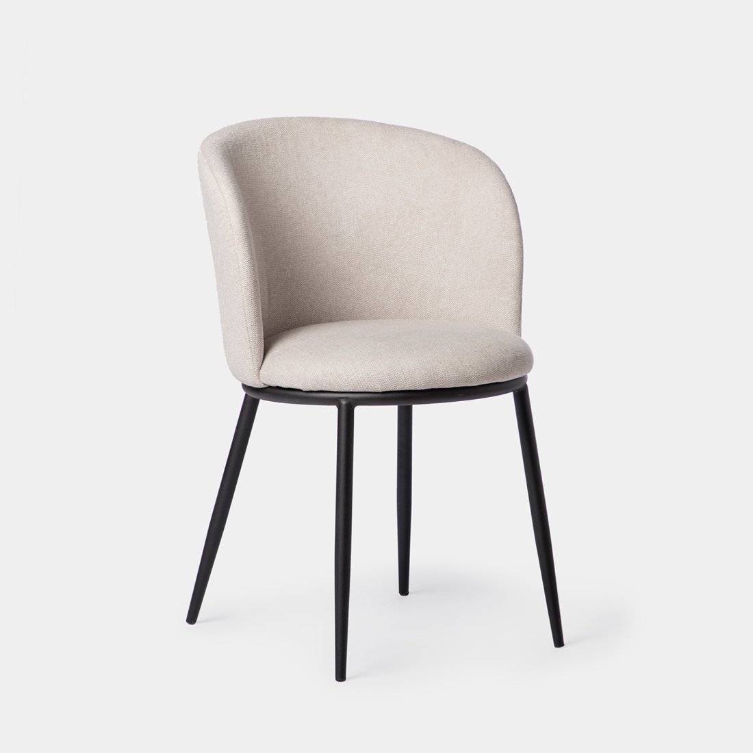 La silla de comedor Nolan tapizada en beige con pata metálica negra es la pieza ideal para completar la decoración de tu hogar. Su respaldo curvado envuelve a la perfección la espalda y aporta una gran sensación de confort y comodidad. Está disponible en una amplia gama de tonos