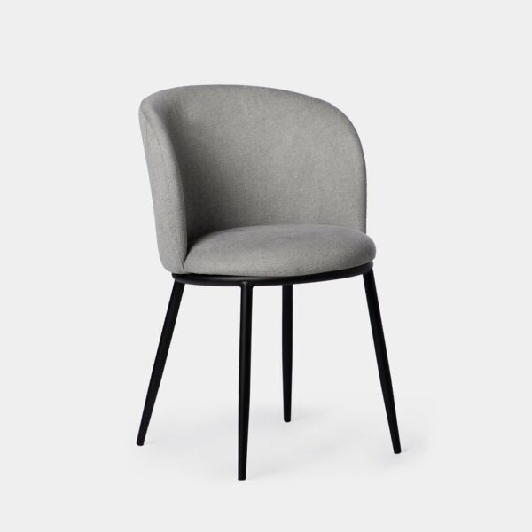 La silla de comedor Nolan tapizada en gris con pata metálica negra es la pieza ideal para completar la decoración de tu hogar. Su respaldo curvado envuelve a la perfección la espalda y aporta una gran sensación de confort y comodidad. Está disponible en una amplia gama de tonos