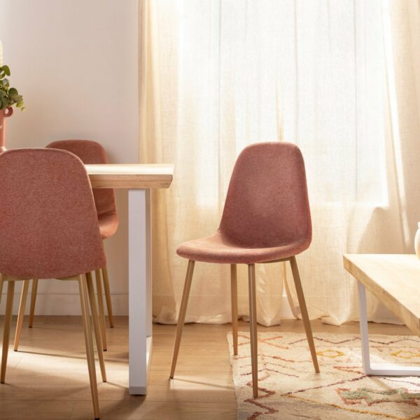 ya sea como silla de comedor o también como silla de escritorio. Sus diferentes tapizados te dan la posibilidad de combinarla con diferentes estilos.