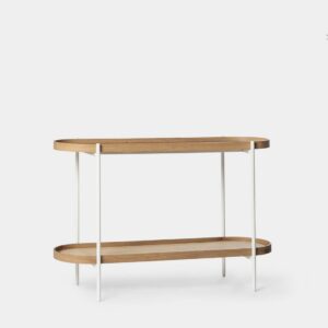 Dale un toque nórdico a tu hogar con la consola en madera color natural  y ratán con pata metálica blanca Aleis. Esta versátil pieza se adapta fácilmente a diferentes espacios