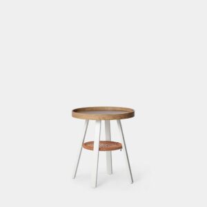 Refresca tu salón con la mesa auxiliar en madera color natural con pata metálica blanca Birta. Su diseño compacto la hace perfecta para colocar al lado del sofá o la butaca. Combínala con la mesa de centro Birta y consigue un look completo y armonioso para tu salón.