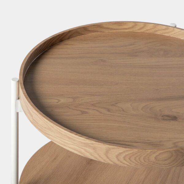 la mesa auxiliar en madera color natural con pata metálica blanca Dan es la opción perfecta para ti. Su acabado natural brinda calidez y encanto a cualquier espacio. Combínala con la mesa de centro Dan y consigue un look completo y armonioso para tu salón.
