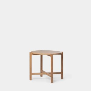 Eleva el encanto de tu decoración con la mesa auxiliar en madera color natural Arzen. Esta pieza fusiona la simplicidad y la elegancia del diseño escandinavo