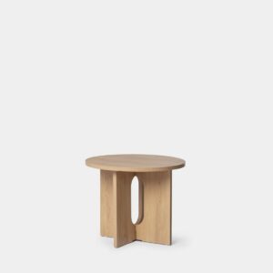 Añade un toque escandinavo a tu hogar con la mesa auxiliar en madera color natural Mia. Su diseño de líneas rectas ofrece una estética moderna y minimalista que se adapta a cualquier espacio. Ya sea como mesa auxiliar junto al sofá o como mesita de noche junto a la cama