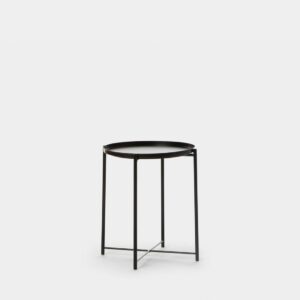 La mesa auxiliar Maika de estilo moderno y minimalista será el complemento ideal de tu decoración. Realizada en metal y lacada en negro es el complemento ideal para tu butaca o salón. Puedes usarla también como una estilosa mesita de noche y darle a tu dormitorio mucha personalidad.