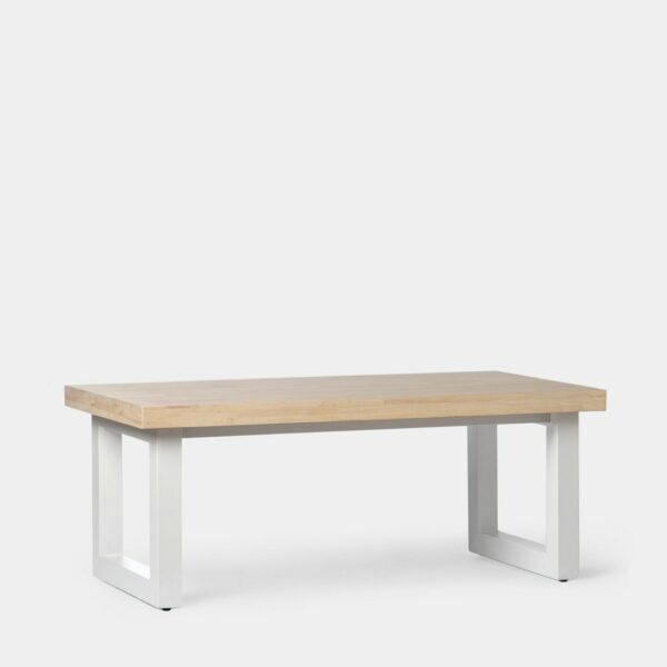 La mesa de centro elevable en madera de roble y pata metálica blanca Alys combina diseño y funcionalidad. Se trata de una pieza sencilla