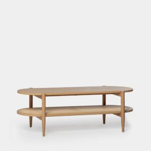Añade un toque de calidez a tu salón con la mesa de centro en madera color natural y ratán Natura. Perfecta para apoyar libros