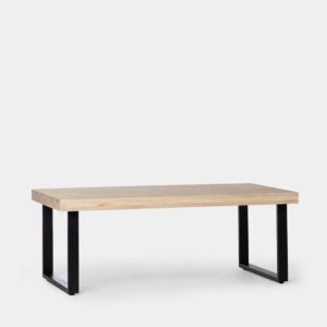 Aporta un toque industrial y moderno a tu salón con la mesa de centro Yanin. Se trata de una mesa minimalista fabricada en madera de roble y metal lacado en negro que destaca por su sencillez y ligereza. El sobre de madera de roble natural puede presentar ligeras variaciones de color respecto al que se muestra en la imagen. Está disponible en varios acabados
