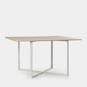 La mesa de comedor rectangular Even presenta un diseño moderno y minimalista. Su sobre en acabado natural efecto roble blanqueado y con patas de acero pintado en color blanco la convierten en la selección perfecta para tu salón