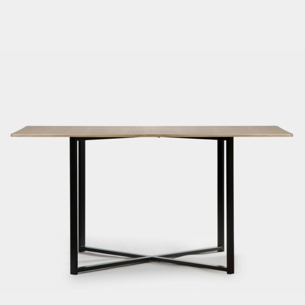 cocina o despacho. Su sencilla geometría y su diseño armónico ofrecen el carácter elegante que estás buscando y la combinación de sus materiales le dan el toque industrial.   Puedes acomodar hasta 6 invitados.
