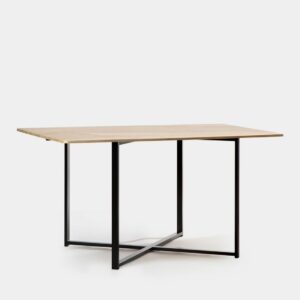 La mesa de comedor rectangular Even presenta un diseño moderno y minimalista. Su sobre en acabado natural efecto roble y con patas de acero pintado en color negro la convierten en la selección perfecta para tu salón