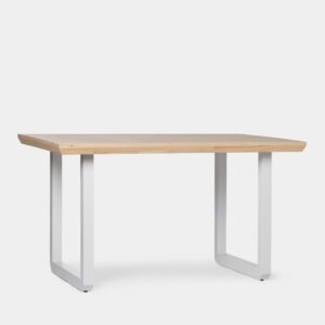 La mesa de comedor Conor en madera de roble con pata metálica blanca de líneas rectas es ideal para completar la decoración de tu comedor o cocina. Es apta para 6 comensales e ideal para compartir tus mejores momentos con familia o amigos. Su estilo atemporal hace que sea capaz de encajar en cualquier estilo decorativo. Tambié está disponible con las patas en negro
