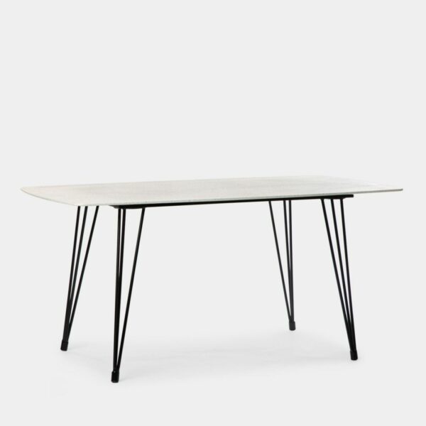 La mesa de comedor rectangular Nils de estilo contemporáneo es una de nuestras favoritas. Su diseño exclusivo y diferenciador con tablero en acabado terrazo premium blanco