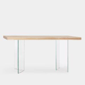 Dale un toque elegante y moderno a tu comedor con la mesa de comedor en madera de roble y pata de cristal Limha. Sus patas de cristal templado dan sensación de amplitud y mejoran la iluminosidad de cualquier estancia. Es apta para 6 comensales e ideal para compartir momentos especiales junto a tus familiares y amigos.