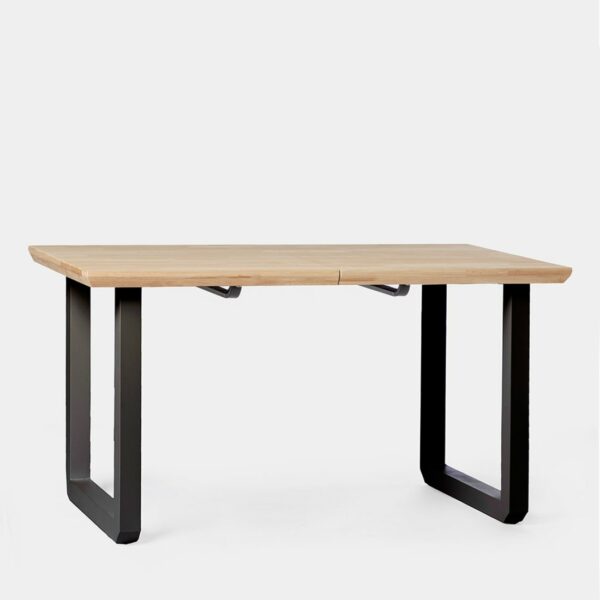 La mesa de comedor rectangular extensbile 140/220 Conor en madera de roble con pata metálica negra es ideal para completar tu comedor o cocina. Cuenta con un sistema extensible de dos tramos con el que podrás ampliar sus medidas a 180 o 220 sin esfuerzo