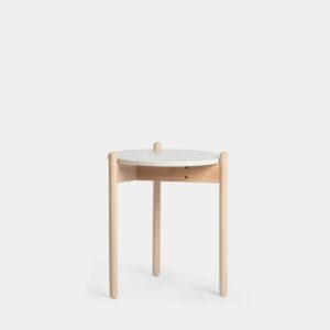 La mesita auxiliar en mármol y madera Bolo se convertirá en el complemento ideal de la decoración de tu hogar. Gracias a su compacta dimensión es el complemento ideal para tu salón