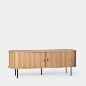 Aporta un toque moderno a tu salón con el mueble TV 150 en madera color natural Breda. Su diseño redondeado y sus dos puertas correderas de estilo persiana no solo añaden un toque distintivo