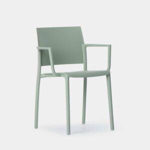 La silla de comedor Jeven se trata de la mejor opción para los amantes del diseños modernos y minimalista. Su acabado en polipropileno con reposabrazos la convierte también en una alternativa perfecta para tu jardín o balcón. Con toda su estructura fabricada en un mismo color