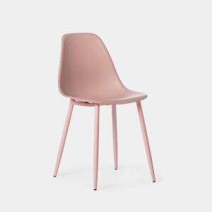 La silla de comedor Nina de líneas armónicas y sencillas combina ligereza y funcionalidad. Está fabricada en polipropileno de alta durabilidad