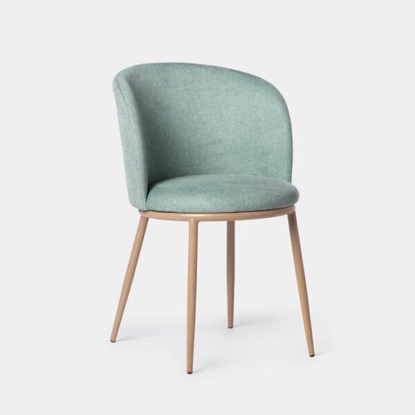 La silla de comedor Nolan tapizada en menta con pata natural es la pieza ideal para completar la decoración de tu hogar. Su respaldo curvado envuelve a la perfección la espalda y aporta una gran sensación de confort y comodidad. Está disponible en una amplia gama de tonos