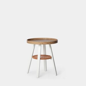 Refresca tu salón con la mesa auxiliar en madera color natural con pata metálica blanca Birta. Su diseño compacto la hace perfecta para colocar al lado del sofá o la butaca. Combínala con la mesa de centro Birta y consigue un look completo y armonioso para tu salón.