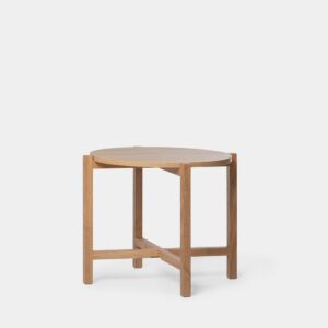 Eleva el encanto de tu decoración con la mesa auxiliar en madera color natural Arzen. Esta pieza fusiona la simplicidad y la elegancia del diseño escandinavo
