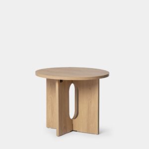 Añade un toque escandinavo a tu hogar con la mesa auxiliar en madera color natural Mia. Su diseño de líneas rectas ofrece una estética moderna y minimalista que se adapta a cualquier espacio. Ya sea como mesa auxiliar junto al sofá o como mesita de noche junto a la cama