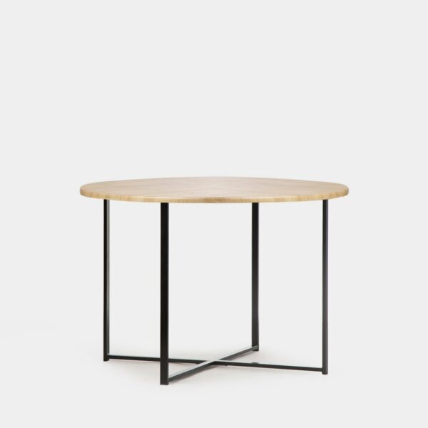 La mesa de comedor circular Amber presenta un diseño moderno y minimalista. Su sobre en acabado natural efecto roble y con patas de acero pintado en color negro la convierten en la selección perfecta para tu salón