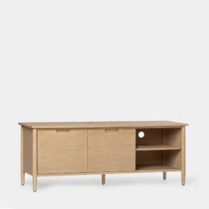 Realza tu salón con el mueble TV en chapa natural y madera maciza Kenan. Sus dos puertas y estantes ofrecen un amplio espacio de almacenamiento para organizar tus dispositivos electrónicos y otros accesorios multimedia. Su diseño limpio y minimalista
