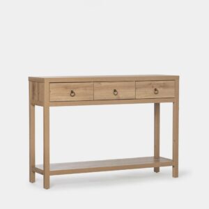 El mueble recibidor Livorno en madera color natural es una excelente opción para dar la bienvenida a tu hogar con estilo y funcionalidad. Sus tres amplios cajones ofrecen un lugar conveniente para almacenar llaves