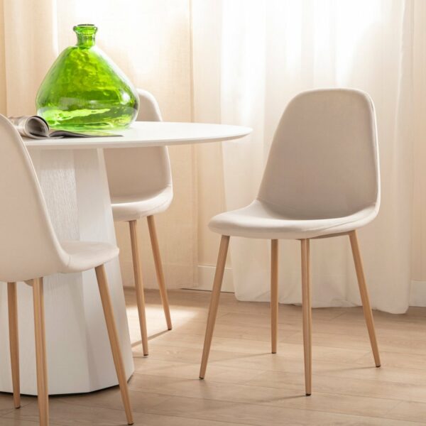 ya sea como silla de comedor o también como silla de escritorio. Sus diferentes tapizados te dan la posibilidad de combinarla con diferentes estilos.