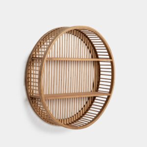 El estante de pared redondo Dori se convertirá un una de tus piezas preferidas. El ratán natural aportartá el toque cálido y acogedor que estás buscando. Su estilo natural es tendencia y esta pieza es sinónimo de paz y tranquilidad. Su versatilidad y reducido tamaño la hacen perfecta para cualquier estancia; baño