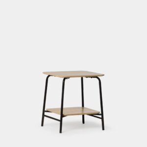 La mesa auxiliar Marcel de estilo industrial es una pieza muy versátil ya que la puedes colocar también como mesita de noche. Combina con todo así que te será fácil imaginártela cómo queda en casa. Descubre el resto de muebles de esta colección