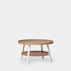 Dale a tu sala de estar un toque de frescura y modernidad con la mesa de centro en madera color natural con pata metálica blanca Birta. Se convertirá en el centro de atención de tu sala de estar. Combínala con la mesa auxiliar Birta y consigue un look completo y armonioso para tu salón.