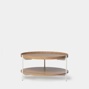 Añade un toque de estilo y funcionalidad a tu sala de estar con la mesa de centro en madera color natural con pata metálica blanca Dan. Esta mesa fusiona la calidez del acabado natural con la solidez de la pata metálica blanca
