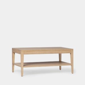La mesa de centro elevable Mara en madera natural es una pieza esencial para completar cualquier salón/comedor. Es una mesa práctica y funcional que cuenta con un estante y un amplio cajón. Además