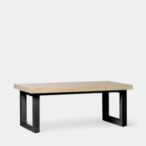 La mesa de centro elevable en madera de roble y pata metálica negra Alys combina diseño y funcionalidad. Se trata de una pieza sencilla