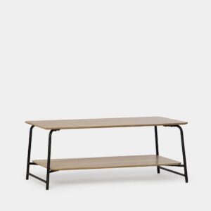 La mesa de centro Marcel de líneas sencillas y elegantes es un mueble auxiliar perfecto para su salón. La balda inferior la puedes usar como almacenaje por lo que la hace muy práctica. Si le colocas alguna pieza de nuestra sección de decoración te enamorarás aún  más de ella.