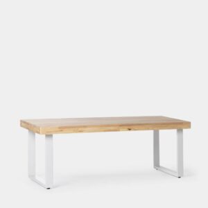 Aporta un toque industrial y moderno a tu salón con la mesa de centro Yanin. Se trata de una mesa minimalista fabricada en madera de roble y metal lacado en blanco que destaca por su sencillez y ligereza. El sobre de madera de roble natural puede presentar ligeras variaciones de color respecto al que se muestra en la imagen. Está disponible en varios acabados