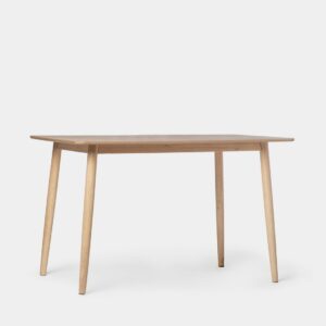 Disfruta de la calidez y la belleza de la chapa de fresno y la madera maciza con la mesa de comedor rectangular Ada. Su diseño minimalista y sencillo se adapta a cualquier estilo decorativo. Con capacidad para 4 comensales