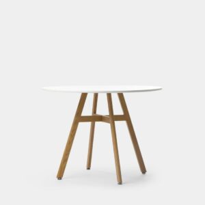 La mesa de comedor redonda Darel es de estilo nórdico y minimalista. Se convierte en la elección segura si eres un apasionado del diseño escandinavo y tienes un espacio reducido. Con sobre blanco y patas en acabado natural