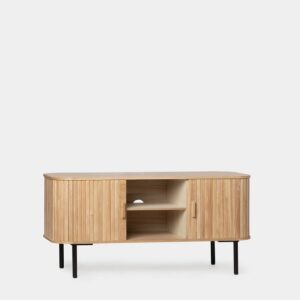 Actualiza tu sala de estar con el mueble TV 100 en madera de paulownia Amal. Su diseño redondeado y las dos puertas correderas de estilo persiana no solo añaden distinción