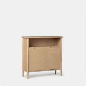 El mueble recibidor en chapa de pino y madera de abedul Kenan ofrece una solución ideal para obtener almacenaje adicional en el salón