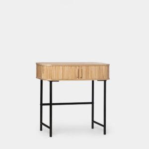 Potencia la decoración de tu hogar con el mueble recibidor en madera de paulownia Dana. Su diseño redondeado y las dos puertas correderas de estilo persiana no solo añaden distinción