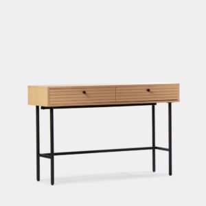 El mueble rebidor Bremen es el ejemplo perfecto del estilo industrial. Una consola minimalista que sigue las últimas tendencias cuyo metal negro en acabado mate y su combinación en negro y natural lo convierten en el gran protagonista de la entrada de tu hogar dónde dar la bienvenida a tus invitados. Dispone de dos cajones por lo que te resultará de gran capacidad. Además puede ser una pieza ideal también como tocador o escritorio de pequeño formato.