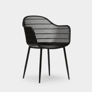 La silla de comedor Layna es la opción perfecta para los que buscan un diseño de tendencia polivalente para interior o exterior. Fabricada en polipropileno con respaldo de rejilla y reposabrazos